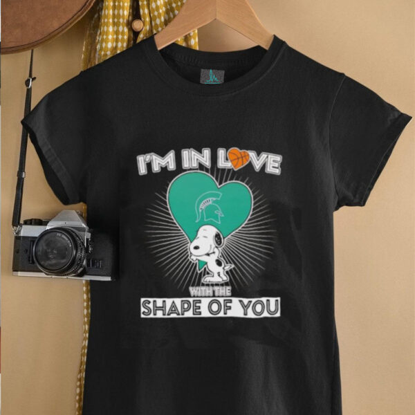 Snoopy I’m in love with the shape of you Michigan State Spartans basketball shirt