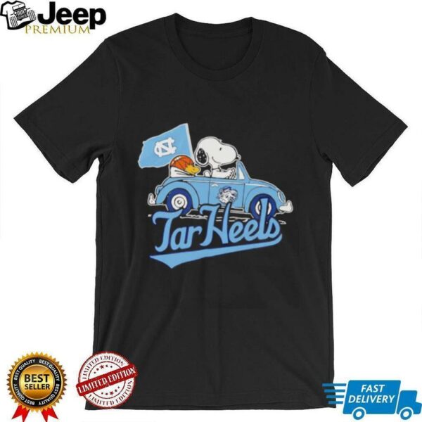 Snoopy and Woodstock driving car Tar Heels basketball shirt
