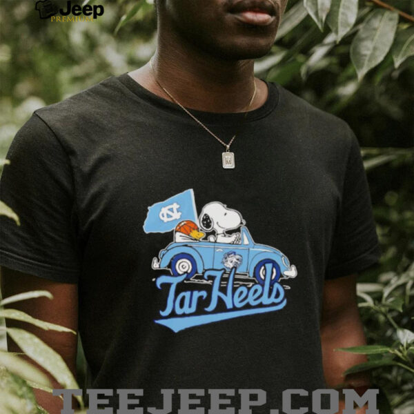 Snoopy and Woodstock driving car Tar Heels basketball shirt