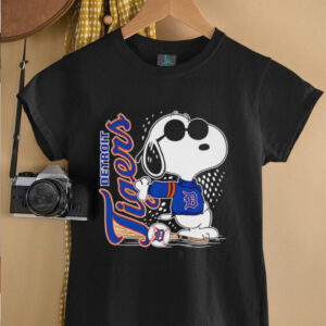 Snoopy standing Detroit Tigers baseball shirt
