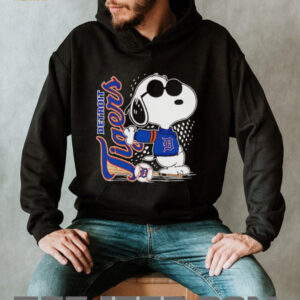 Snoopy standing Detroit Tigers baseball shirt3