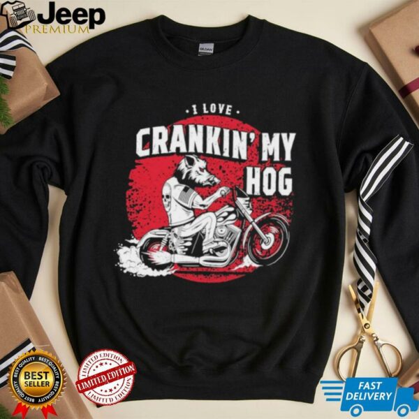 I love crankin’ my hog shirt