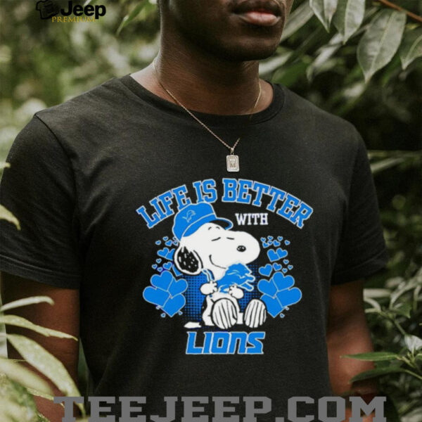 Life Is Better Lions Snoopy Hug Detroit Lions Logo T shirt