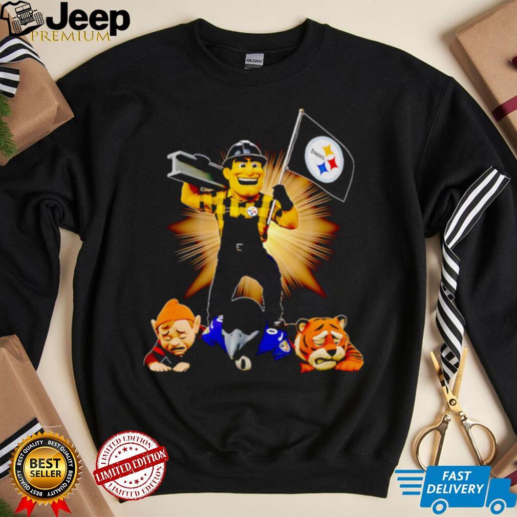 Pittsburgh Steelers mascot standing with flag shirt - Close-up on Steely McBeam