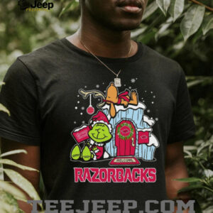 Arkansas Razorbacks Grinch and Snoopy Nuts Welcome Christmas T Shirt