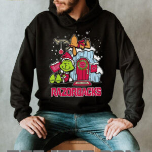 Arkansas Razorbacks Grinch and Snoopy Nuts Welcome Christmas T Shirt