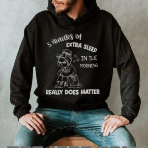 Girl 5 minutes of extra sleep in the morning really does matter shirt