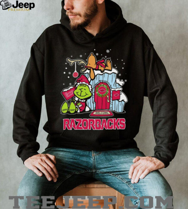 Arkansas Razorbacks Grinch and Snoopy Nuts Welcome Christmas T Shirt