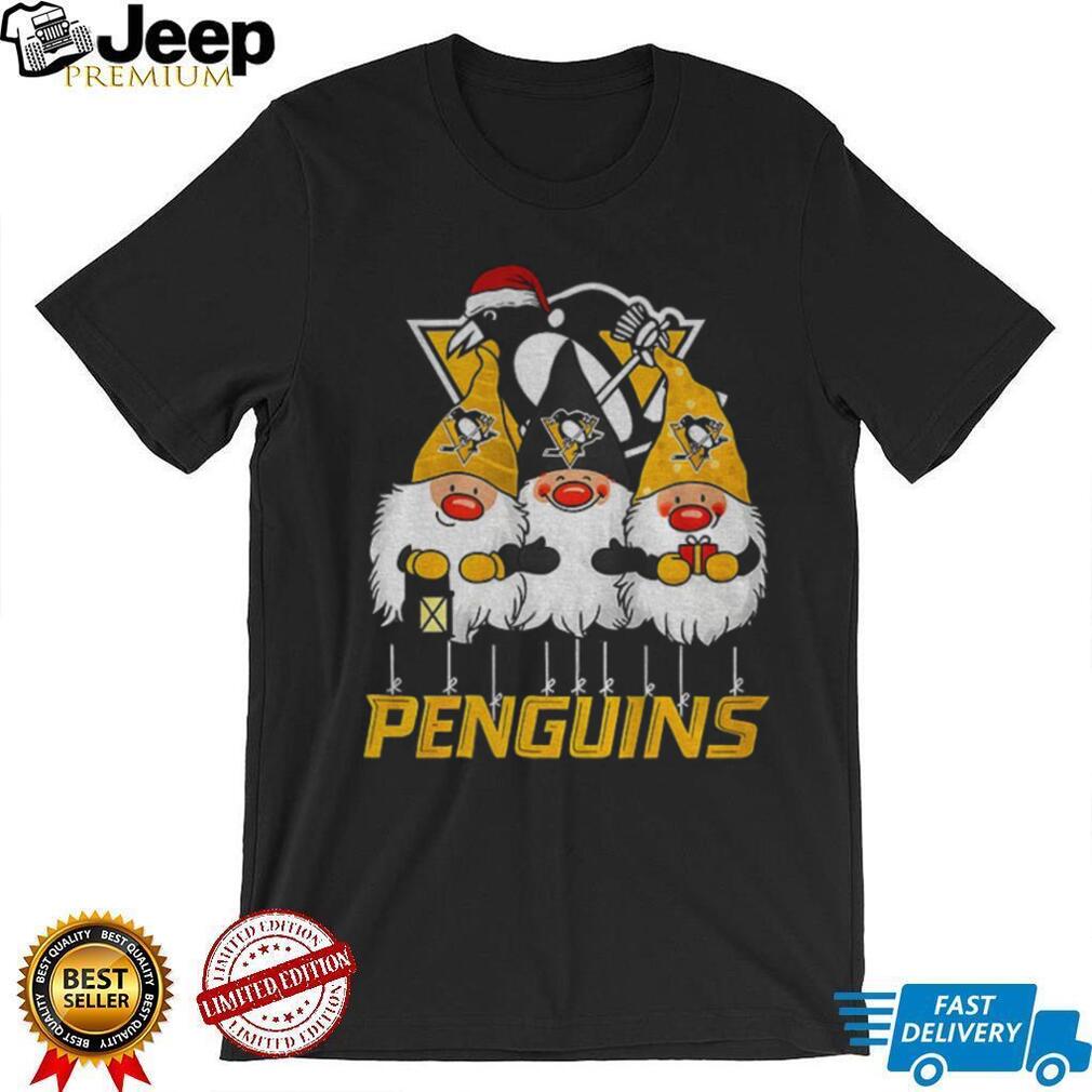 Gnome Santa hat Pittsburgh Penguins NHL Hockey 2025 cartoon Merry Christmas shirt Gnome Santa hat Pittsburgh Penguins NHL Hockey 2025 cartoon Merry Christmas shirt
