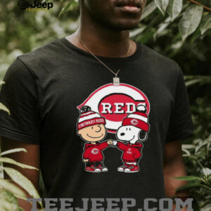 Cincinnati Reds Snoopy & Charlie Brown Fist Bump T Shirt
