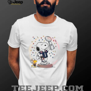 Snoopy New England Patriots Super Bowl Champion Trophy T Shirt Snoopy New England Patriots Super Bowl Champion Trophy T Shirt