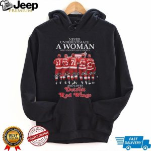 Never Underestimate A Woman Who Understands Hockey Detroit Red Wings T Shirt