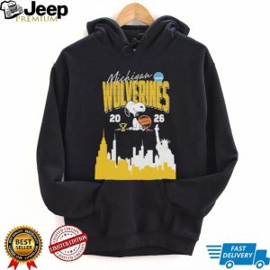 Snoopy Michigan Wolverines NCAA Basketball 2026 New York Skyline T shirt Snoopy Michigan Wolverines NCAA Basketball 2026 New York Skyline T shirt