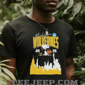 Snoopy Michigan Wolverines NCAA Basketball 2026 New York Skyline T shirt