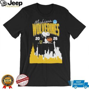 Snoopy Michigan Wolverines NCAA Basketball 2026 New York Skyline T shirt