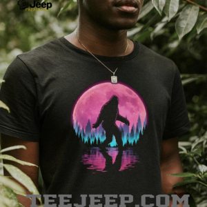 Synthwave Retro 80s Pink Moon Bigfoot Sasquatch Silhouette T Shirt